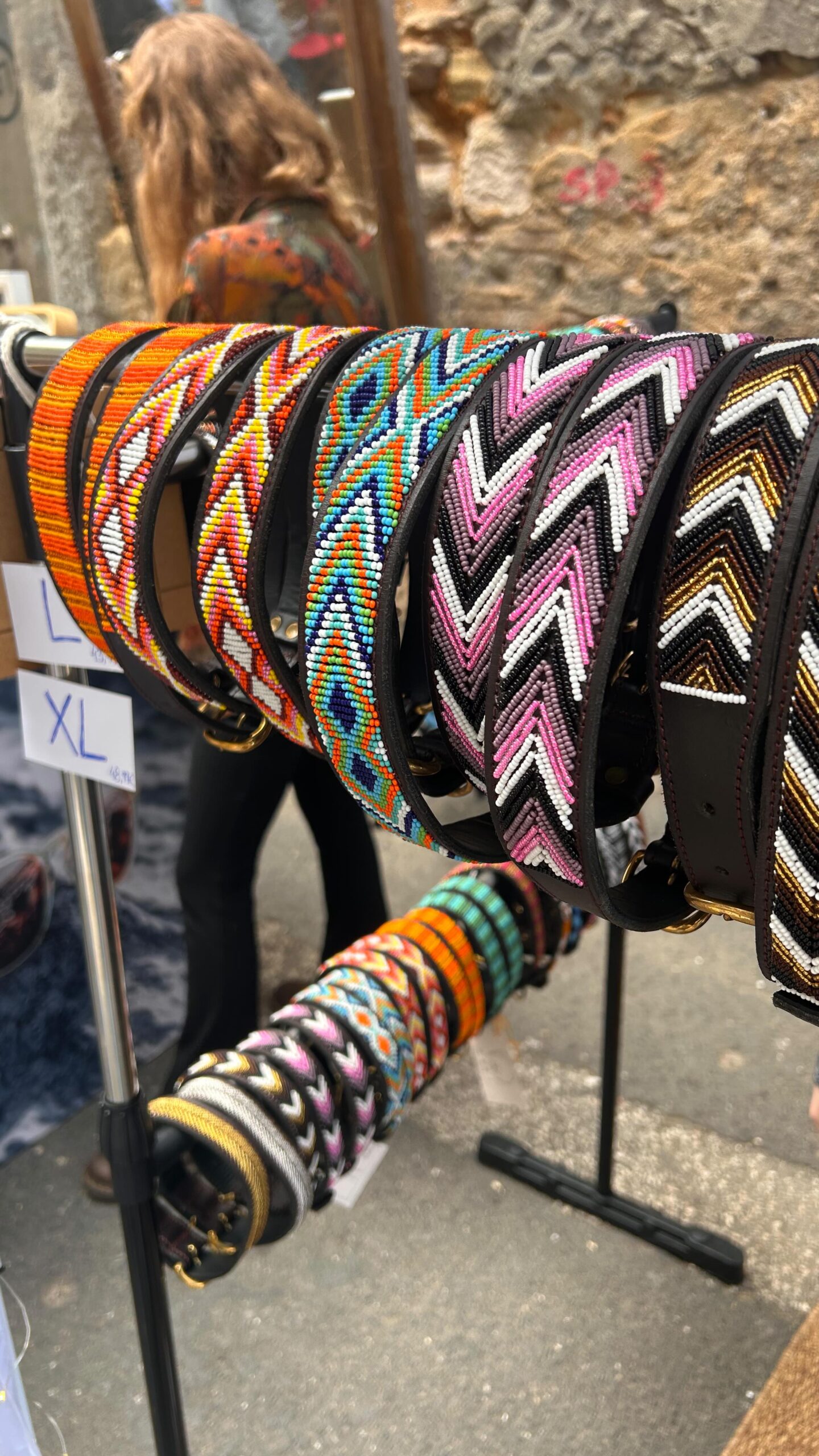 Dias de mercado são sempre muito dinâmicos, com muitas visitas boas e muita animação!Aqui está um pequeno resumo do nosso primeiro mercado de 2025!Quem nos vem visitar no próximo?
.
.
#naki #portuguesebrand #compraportugues #marcaportuguesa #caesportugueses #caes #caesfelizes #caesfofos #perros #pet #petlover #dogs #dogslove #leather #leathercollars #dogcollars #maasai #maasaibeadwork #kenya #market #dogmarket #localmarket