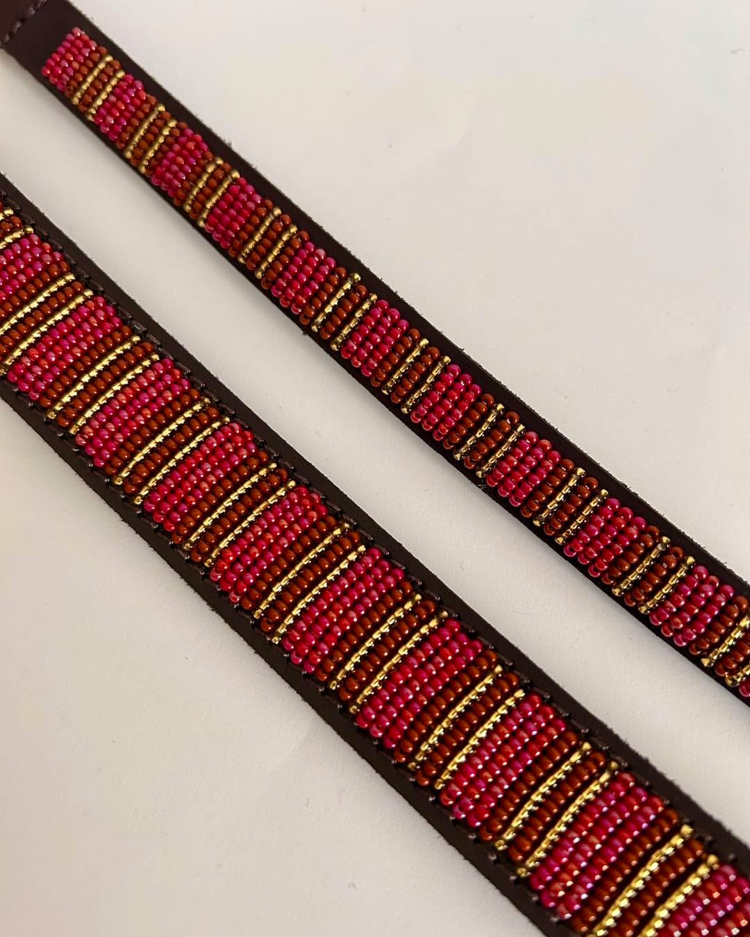 COLEIRA E TRELA &ldquo;ASANTE&rdquo; , BERROS com este padr&atilde;o!!!! 🐕❣️💛&ldquo;Asante&rdquo; significa Obrigada! Este padr&atilde;o tem muitoooo charme, com tons vermelhos e bordeaux e uns toques de dourado.#naki #portuguesebrand #compraportugues #marcaportuguesa #caesportugueses #caes #caesfelizes #caesfofos #perros #pet #petlover #dogs #dogslove #leather #leathercollars #dogcollars #maasai #maasaibeadwork #kenya