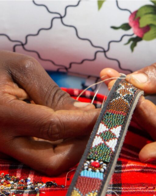 É assim que nasce cada coleira ou trela… 🤎É o resultado de um longo processo 100% manual, em que em cada peça o couro é cortado na dimensão necessária e cada missanga é colocada, uma a uma, até formar o padrão que conhecemos!!Cada coleira e trela Naki são uma verdadeira peça de arte e cultura que trazemos para os nossos cães!