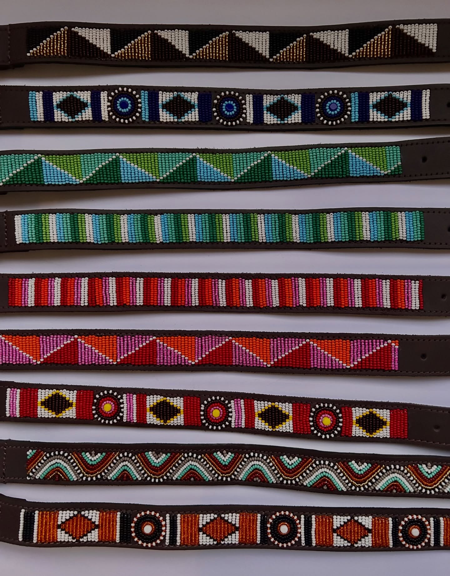 Chegou finalmente a nova coleção, com coleiras e trelas com muitos padrões novos e cores vivas, perfeitas para estrear na primavera e verão ⚡️🌸🪭🐕Esta coleção foi pensada ao pormenor. Cada um destes padrões foi desenhado por nós até chegar à combinação perfeita!O objetivo era acrescentar ao nosso catálogo mais cores, mais padrões étnicos mas também outros mais simples! E parece que o resultado foi ainda melhor que o esperado!!Mais uma vez todos os padrões têm um nome, e todos eles com inspiração no Quénia. Estes foram alguns nomes já escolhidos: Lamu, Kilifi, Maasai, Samburu, Turkana, MalindiO mais difícil, mais uma vez também , é escolher! Qual é a vossa preferida?