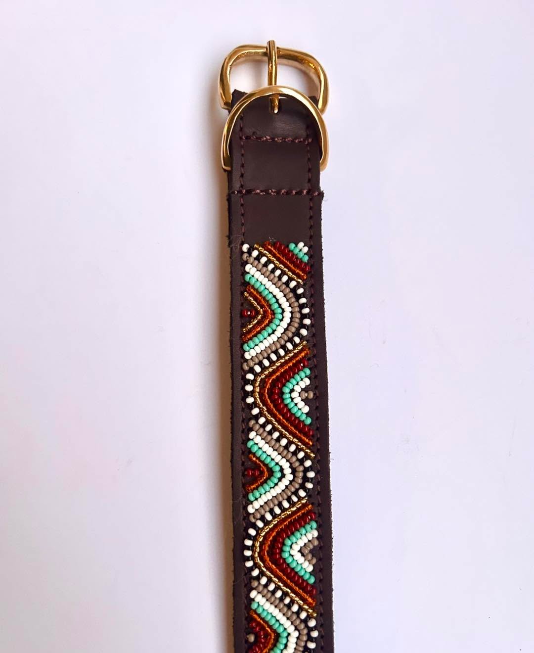 LAMU 🌊🍊🤎🦋 🐘❕Lamu é uma cidade e ilha na costa norte do Quénia, considerada o berço da cultura suaíli.Este padrão com ondas faz-nos lembrar a praia e daí o nome Lamu! Foi desenhado e redesenhado algumas vezes, com várias trocas de cores, mas a verdade é que chegámos à sua melhor representação!#naki #portuguesebrand #compraportugues #marcaportuguesa #caesportugueses #caes #caesfelizes #caesfofos #perros #pet #petlover #dogs #dogslove #leather #leathercollars #dogcollars #maasai #maasaibeadwork #kenya