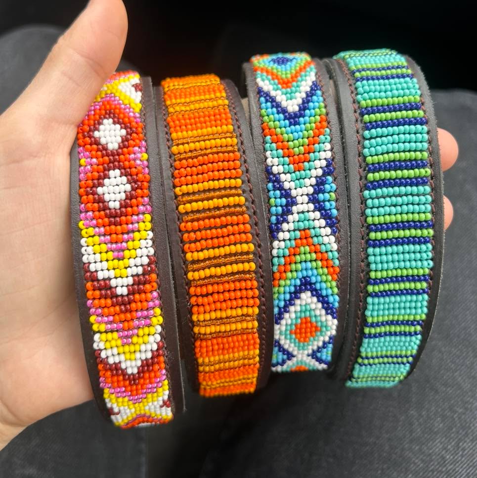 O nosso arco-&iacute;ris!! 🩷🧡🩵💚
O detalhe de cada missanga, cada cor e cada padr&atilde;o!#naki #portuguesebrand #compraportugues #marcaportuguesa #caesportugueses #caes #caesfelizes #caesfofos #perros #pet #petlover #dogs #dogslove #leather #leathercollars #dogcollars #maasai #maasaibeadwork #kenya